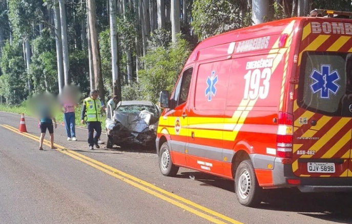 Mulher morre após carro sair da pista e colidir contra árvore na SC-161