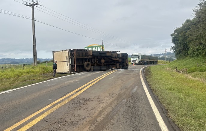 Caminhão carregado com doces, tomba na BR-163 e interdita os dois sentidos da rodovia