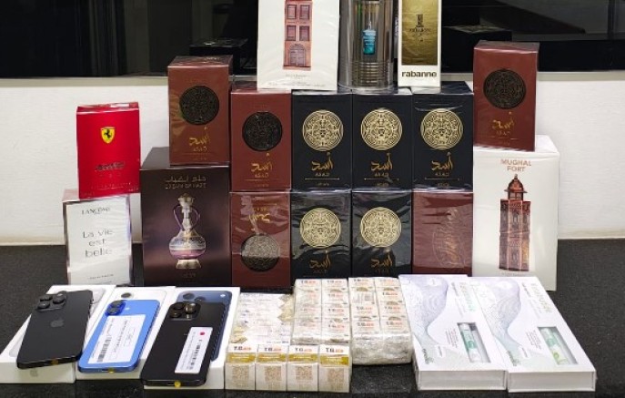 Homem é preso com iPhones, medicamentos proibidos e mercadorias contrabandeadas
