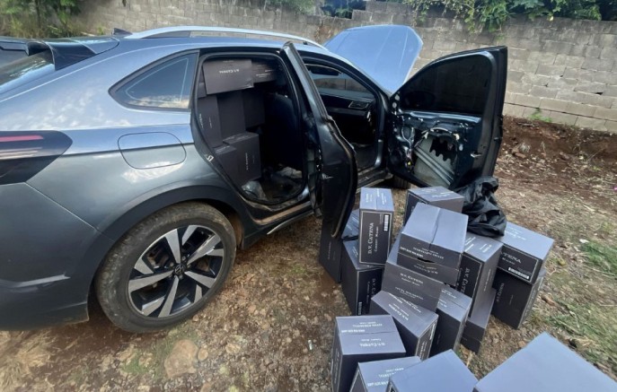 PF prende dois homens com 600 caixas de vinhos contrabandeados