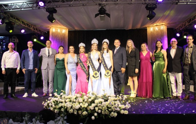 Baile elege novas soberanas em noite de glamour e emoção