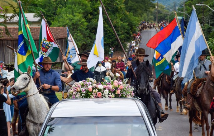 Fé e tradição marcaram cavalgada que reuniu mais de 300 cavaleiros na Tri-Fronteira