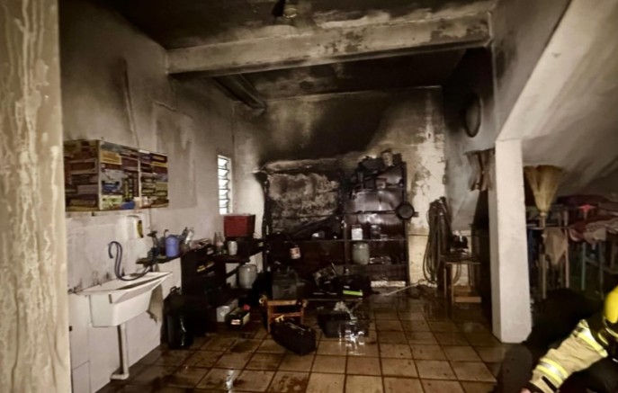 Incêndio atinge revenda de baterias no Centro