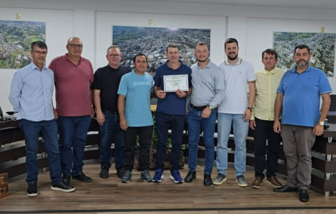 Professor Hilário recebe moção de reconhecimento por 38 anos de dedicação à educação