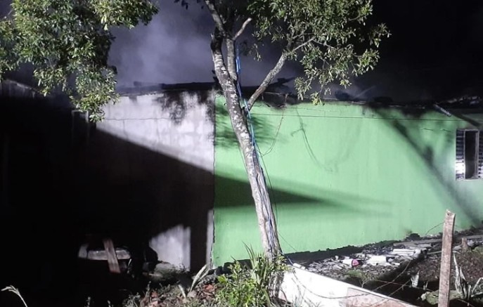 Incêndio destrói casa no bairro São Silvestre