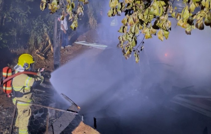 Casa de madeira é completamente destruída por incêndio