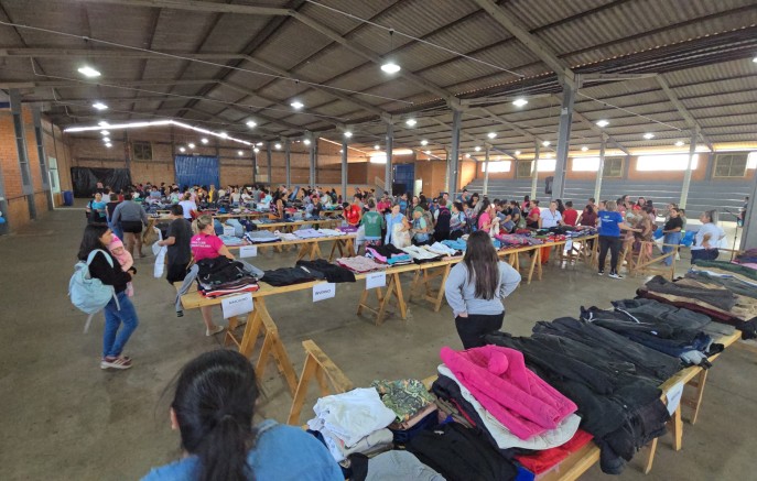 Mais de 4 mil peças de roupas são entregues para famílias pela Secretaria de Assistência Social