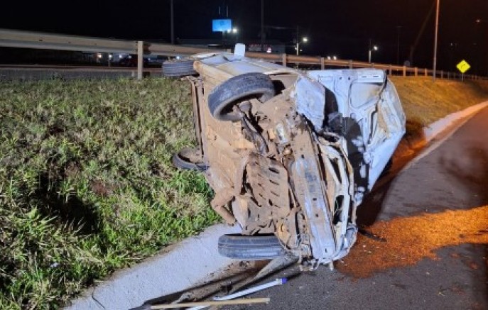 Motorista sofre perda de memória após capotamento na Via Periférica