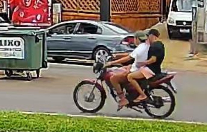 Motocicleta é furtada em plena luz do dia por dois homens