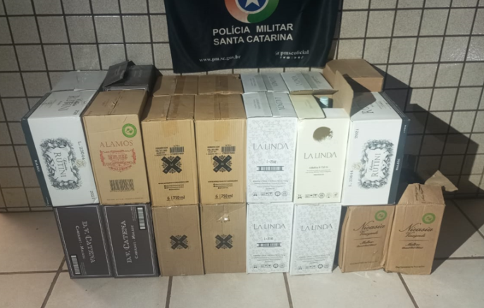 Homem de 63 anos é flagrado com 180 garrafas de vinhos descaminhados