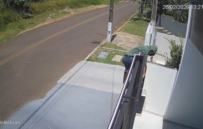 Criminosos invadem casas à luz do dia e ameaçam moradora