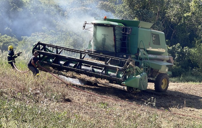 Colheitadeira é parcialmente destruída pelo fogo na Linha São José