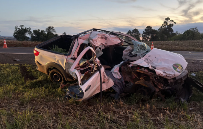Mulher morre e filho fica ferido em colisão entre carro e caminhão na PR-182