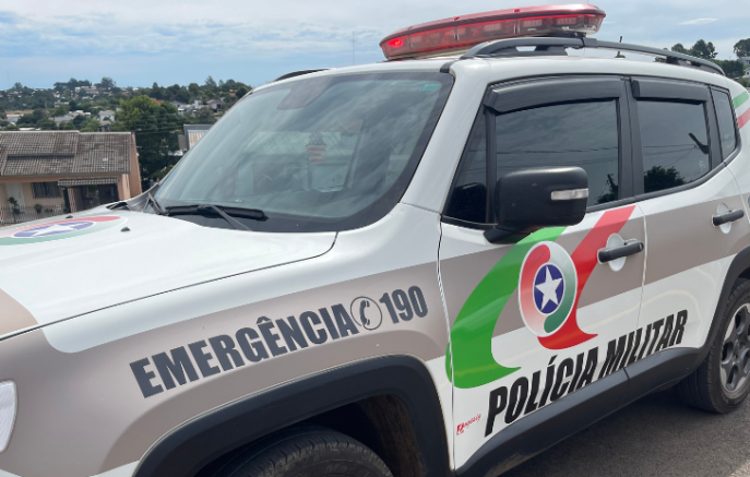 Homem ameaça ex e causa destruição em residência