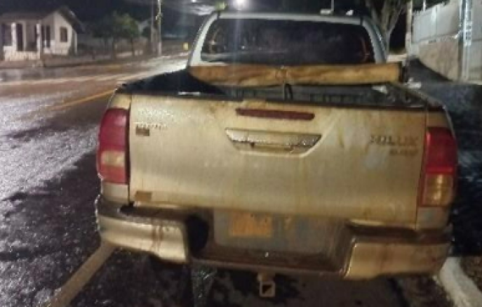 Caminhonete furtada é encontrada abandonada em área de mata na região de fronteira