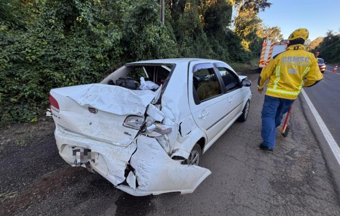 Engavetamento entre carreta e dois carros deixa uma pessoa ferida na BR-163