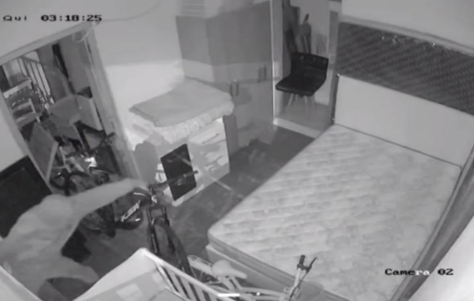 Ladrão quebra vidraça de estabelecimento e furta bicicleta durante a madrugada