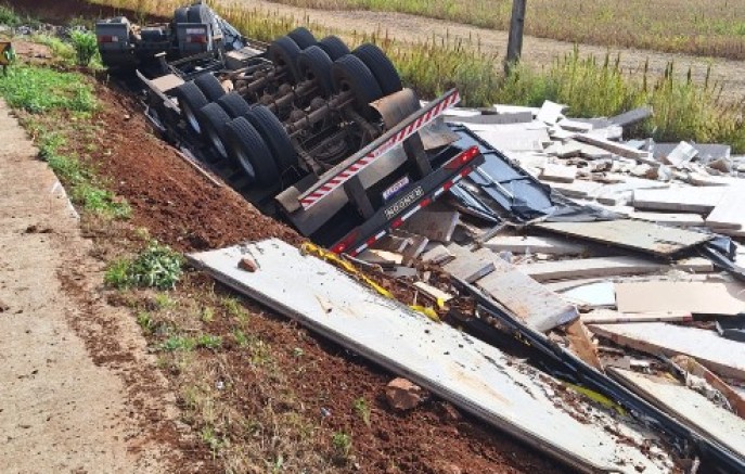 Capotamento de carreta deixa dois feridos na BR-163