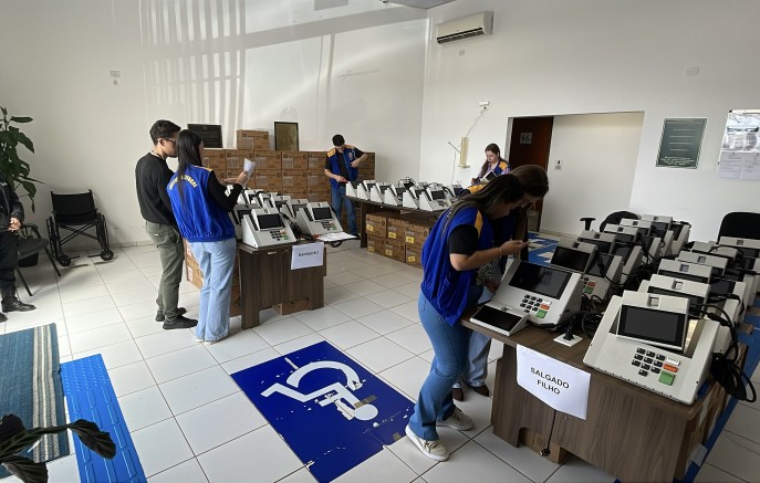 Urnas eletrônicas são lacradas e carregadas no Fórum Eleitoral de Barracão