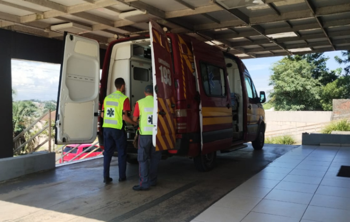 Homem de 38 anos é ferido por golpes de faca em via pública