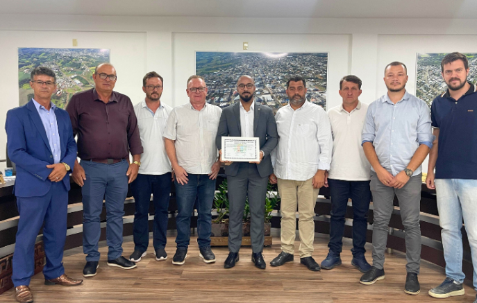 Legislativo entrega moções de aplauso ao juiz Esdras Murta Bispo e ao Rotary Club