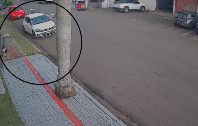 Motociclista bate em carro estacionado e foge; câmeras registram acidente