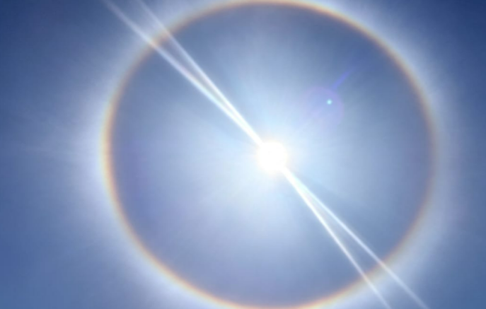 Halo solar chama a atenção de moradores e colore o céu nesta terça-feira