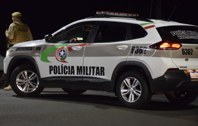 Mulher é presa após ameaçar familiares com faca durante ocorrência de violência doméstica