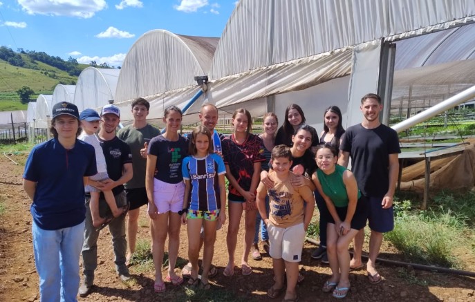 Acadêmicos de contábeis da UNETRI visitam propriedades rurais