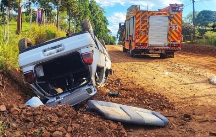 Capotamento deixa duas pessoas feridas na Linha Sede Peperi