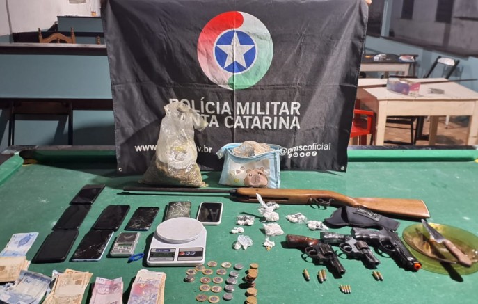 PM desarticula tráfico, apreende 62 gramas de cocaína, 703 gramas de maconha e mais de 8 mil reais