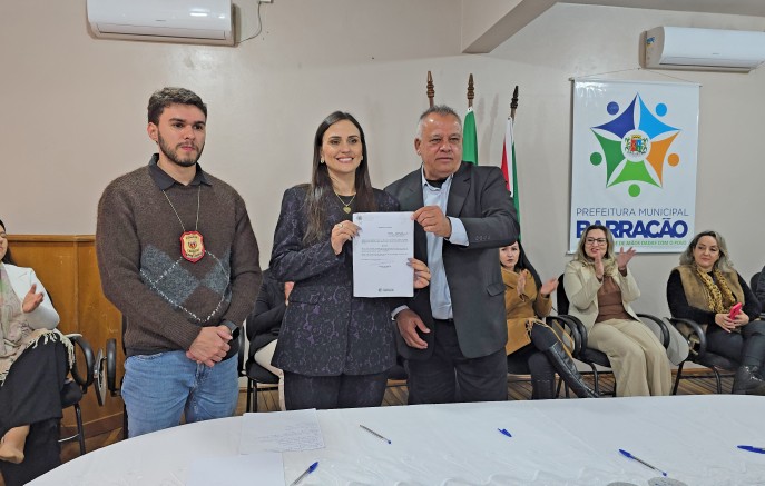 Luciane Garcia da Rosa assume Secretaria da Mulher em solenidade na Prefeitura
