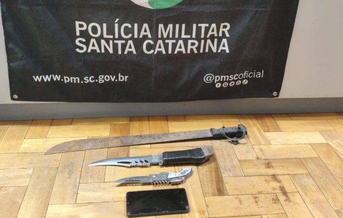 Homem ataca ex-companheira com faca e é preso por tentativa de feminicídio