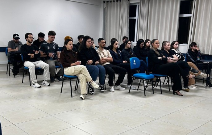 Empresário Ricardo Opolski compartilha com alunos da Unetri a aplicação da contabilidade na gestão empresarial