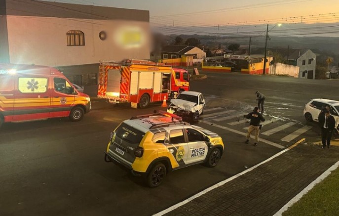 Colisão entre dois carros mobiliza bombeiros e SAMU