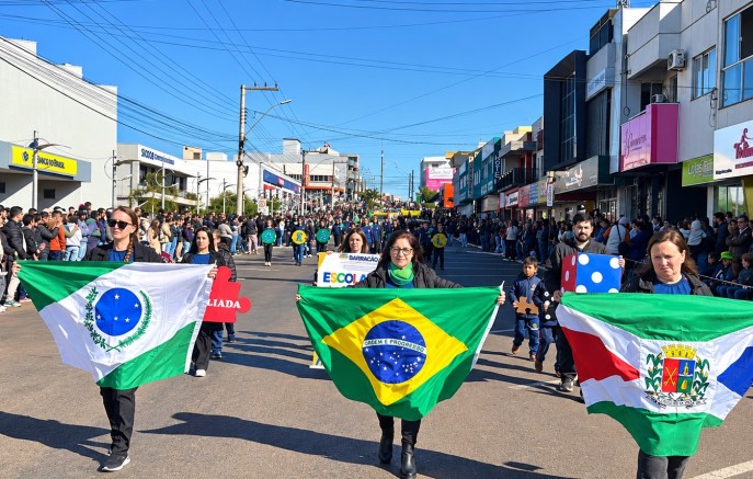 Desfile de 7 de Setembro reúne grande público e celebra 204 anos da Independência do Brasil