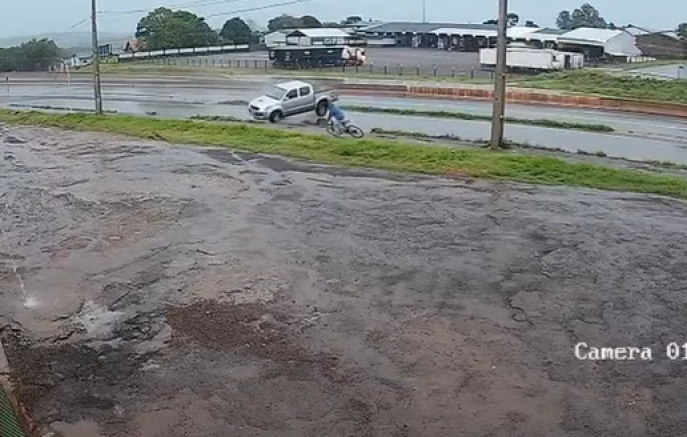 Caminhonete capota várias vezes após aquaplanagem e por pouco não atinge ciclista na BR-163