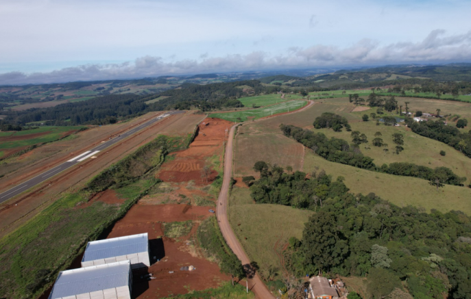 Parceria entre Prefeitura e Governo do Estado garante 7 quilômetros de asfalto entre o Bairro Aeroporto e a Linha Campinho