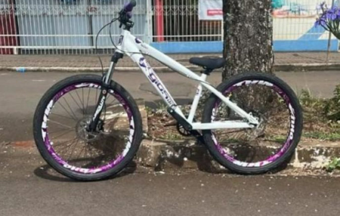 Homem escala muro e furta bicicleta de residência