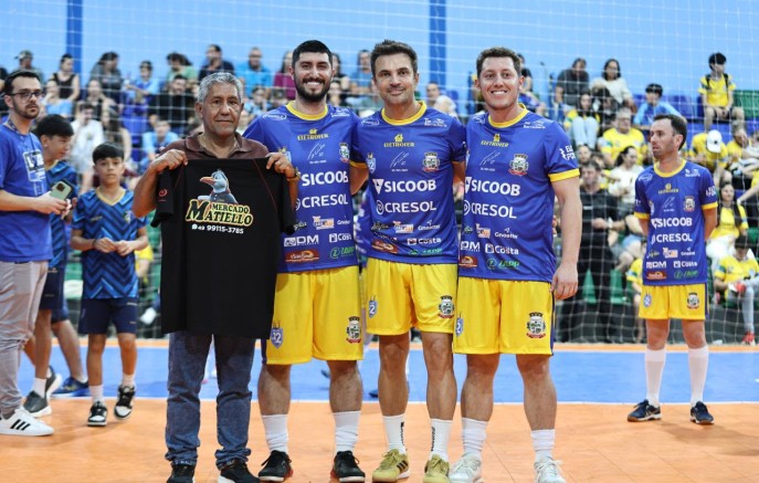 Mercado Matiello patrocina jogo festivo com o craque Falcão
