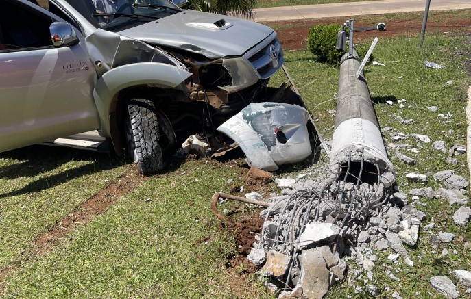 Hilux atinge poste de videomonitoramento no trevo do Centro de Eventos