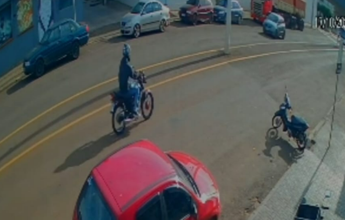 Colisão entre moto e carro deixa jovem gravemente ferido