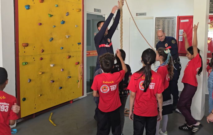 Alunos do Projeto Bombeiro Mirim participam de tarde de aprendizado e diversão no quartel