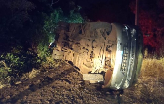 Ônibus escolar tomba após motorista passar mal e desmaiar ao volante