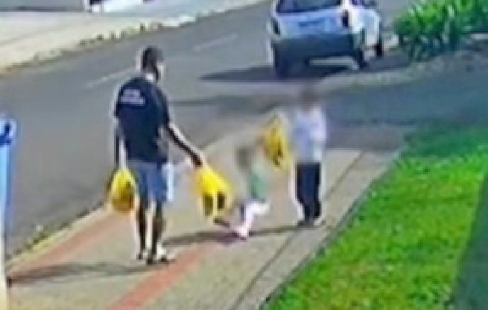 Vídeo mostra pai chutando filha de 3 anos em via pública; caso é investigado em Francisco Beltrão