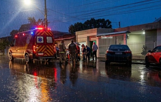 Homem é baleado durante roubo de caminhonete