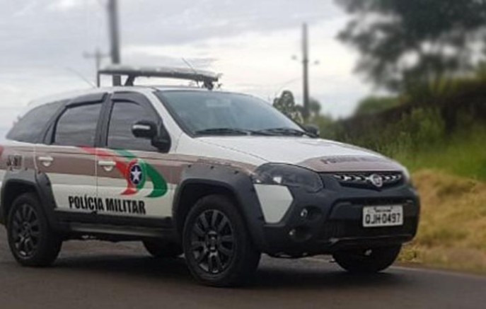Foragido é recapturado, e mulher com mandados de prisão também é presa pela Polícia Militar