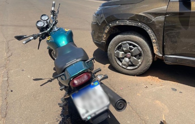 Motociclista fica ferido em colisão na Avenida Paraná