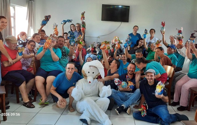 Alunos da APAE Zilda Arns recebem ovos de Páscoa do Rotary Club