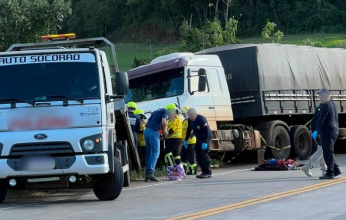 Colisão entre carreta e Uno deixa duas pessoas mortas na BR-163
